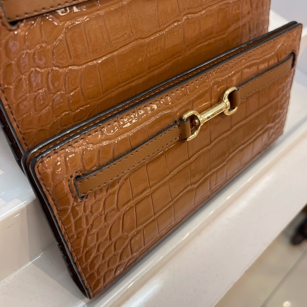 MICHAEL KORS Carson Large Snap Crocodile Embossed Bifold Wallet
Luggage
NWT - Picture 15 of 16